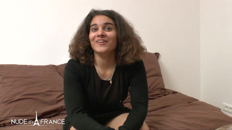 Nude in France: Curva franceză excitată este futută în timp ce suge pula
