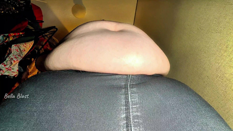 BellaBlast: Wielki brzuch gigantka warczący brzuch, głodne oczy, jeden ugryzienie przez...