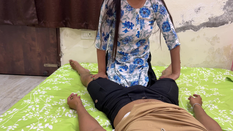 Hornycouple149: Teyze yeğenini yakaladı ve onu üzgün görünce, desi tarzında onunla çok eğlendi.