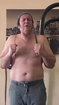 Silny mężczyzna masturbuje się po treningu