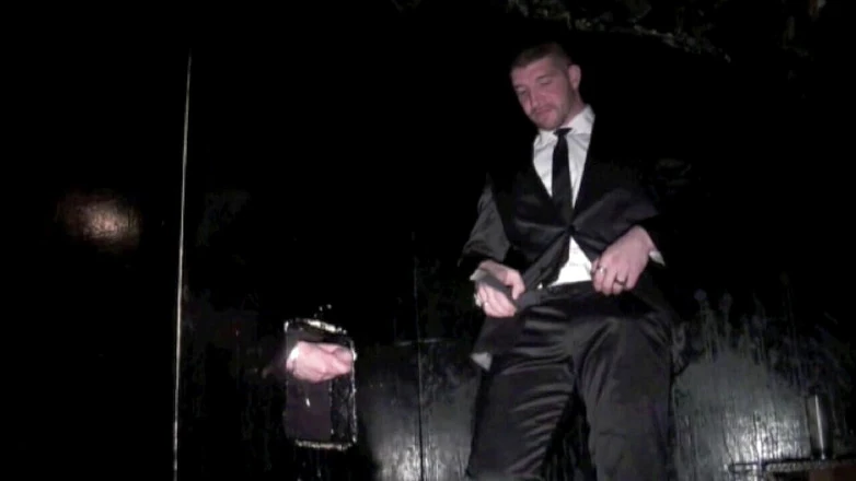 Straight fucking boy in uniform: Мускулистая натурала сосет член арабке в блестящих бляхах