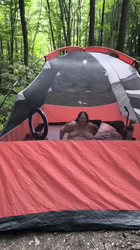 Sujo estranho passa assistindo essa puta escapar de vibrador dentro