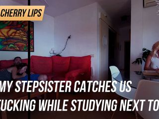 Cherry Lips: Minha meia-irmã nos pega fodendo enquanto estuda ao nosso lado