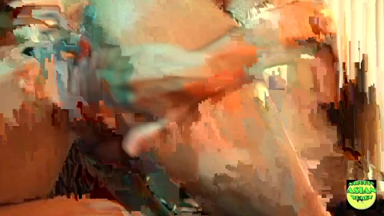 Naughty Asian Women: Un ange blonde squirteuse et une brune asiatique s’amusent dans...