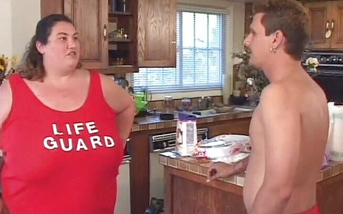 Big Beautiful Babes: 胖海滩巡逻 vol1 - 胖美女救生员在厨房里玩食物和鸡巴