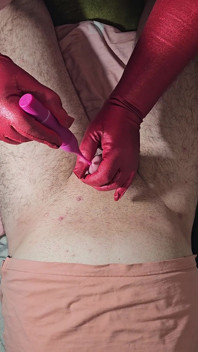 Handjob mit vibrierendem stock, tiefe massage, riesiges sperma