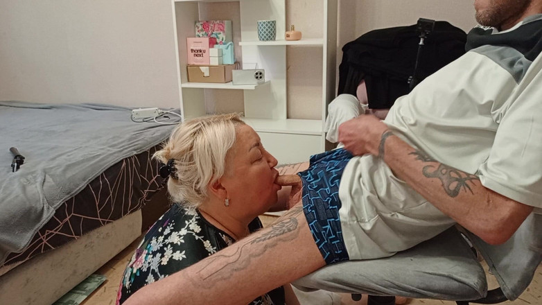 Zona901: 邻居吹箫以获得足够的精液