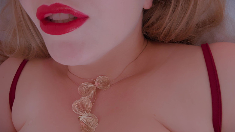 Mrs Wetslavs: Une MILF sexy au rouge à lèvres se masturbe avec un...