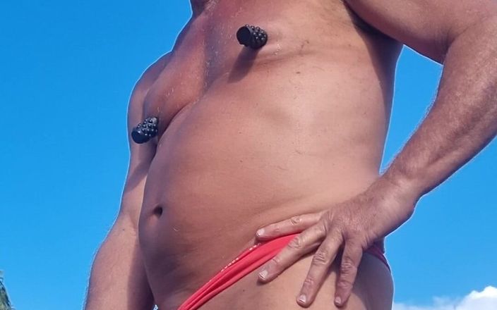 yogiyumyum: Boire de la pisse dans l’arrière-cour