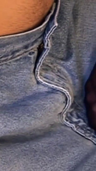 Ses collants noirs sexy le font jouir fort