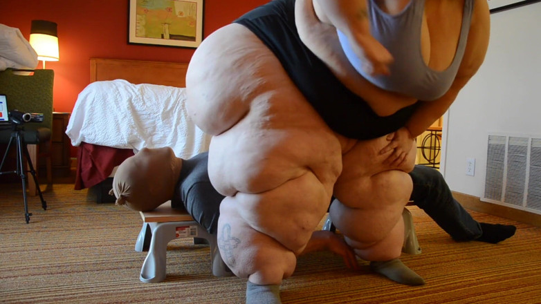 Full Weight Productions: Bobbi Jo lo schiaccia fino all'orlo