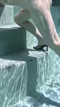 Photos au-dessus de la piscine sous l’eau et douche extérieure au ralenti