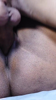 Mama vitregă indiană sexy și excitată îl ajută pe fiul ei vitreg să-și fută sora vitregă pentru prima dată (audio hindi)