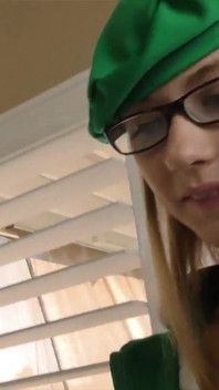 Hannah Hays je jen nadržená děvka v roztomilé skautské oblečení hledá ptáka