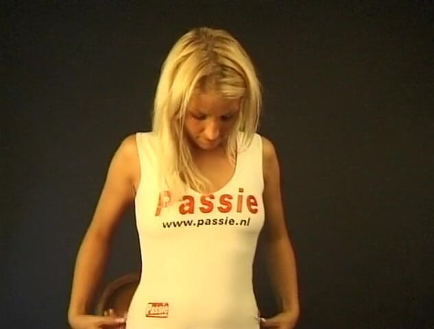 Flash Model Amateurs: Blonďatá holka se svléká nahá