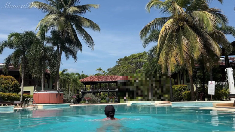 Princess Monica: 穿着比基尼在泳池边的户外露出奶子和阴户