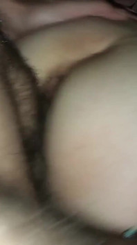Ma femme me met son cul dessus parce qu’elle est excitée et veut une bonne pénétration (vidéo complète)