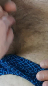 我的继母发现我在撸管并决定帮我射精