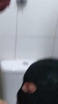 Paloma veiga dan masker di kamar mandi umum