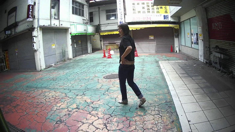 Mayumi Kanzaki: Japan Walking with Her Ass Out Outdoors