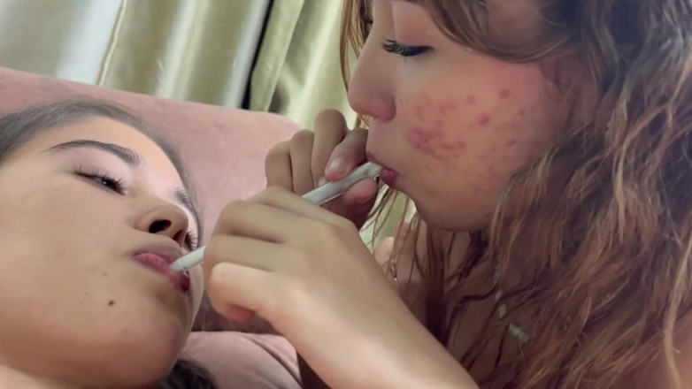 Teen amateur Latinas: สาวมหาลัยเย็ด POV กินน้ำควยรวมกันหลังเลิกเรียน