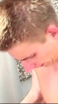 2人のアマチュア男がリスキーな屋上で裸で激しくセックス - 射精スカイハイアクション