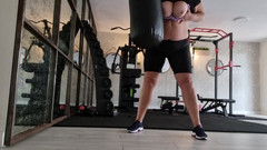 Sunny Loveli: Macecha si hraje v tělocvičně, ukazuje venku velká prsa