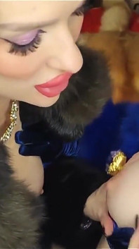 Fetish bulu lesbian berkongkek dengan strap-on, banyak bulu, pancutan besar pada kot bulu