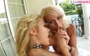 Anal Suffering: Des lesbiennes blondes se baisent la chatte avec les doigts...