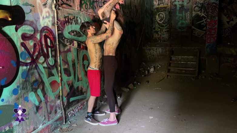 Gray Perrier: ट्रांस गर्ल एक परित्यक्त इमारत में एक ट्रांस आदमी को चोदते हुए पकड़ी गई