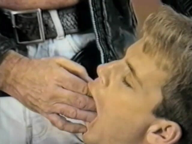 Tribal Male Retro 1970s Gay Films: Noir sur rouge, partie 1