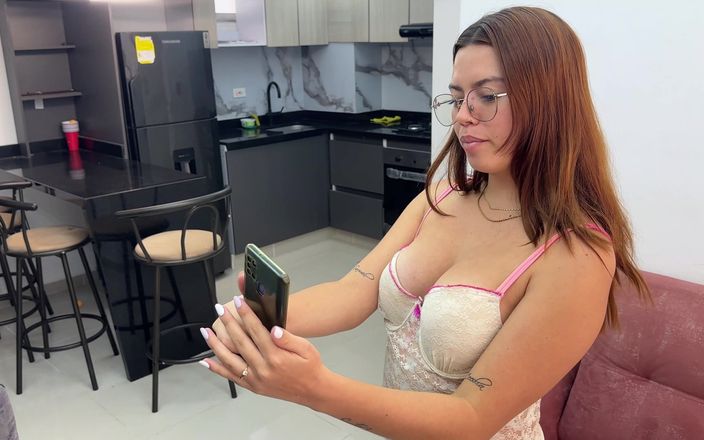 LILY_PUP: Znajduję moją seksowną przyrodnią siostrę robi seksowne zdjęcia, napalę się,...