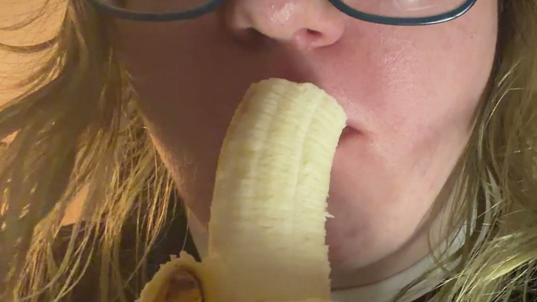 Spunk Kip: Mâncând senzual o banană