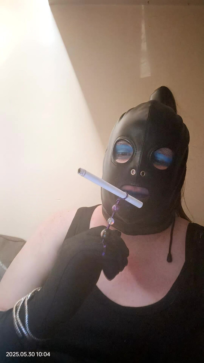 Stephanie-Nicole-TV: Grandona tv fumando um cigarro usando um suporte de anel...