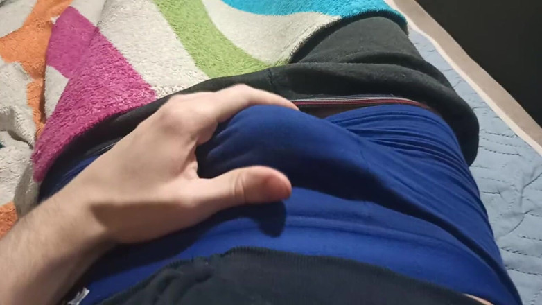 Pasha: nili painti men aadmi apne dik ke saath khel raha...
