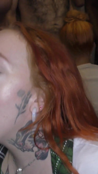 Čtyři divoké holky se zrzavými vlasy v blowbang akci