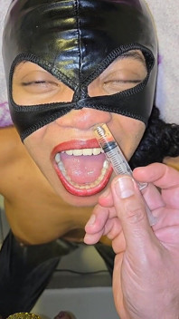 撒尿并射在射精器里，然后把它扔进我淫荡的继女的鼻子里