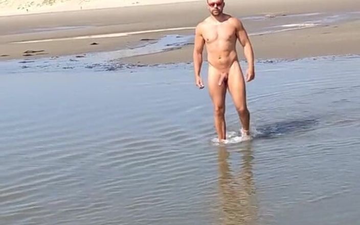 Mr Britain X: Un mec à grosse bite se fait baiser sur la plage -...