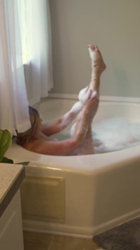 Une belle-mère nymphomane excitée rend la bite raide de son beau-fils utile