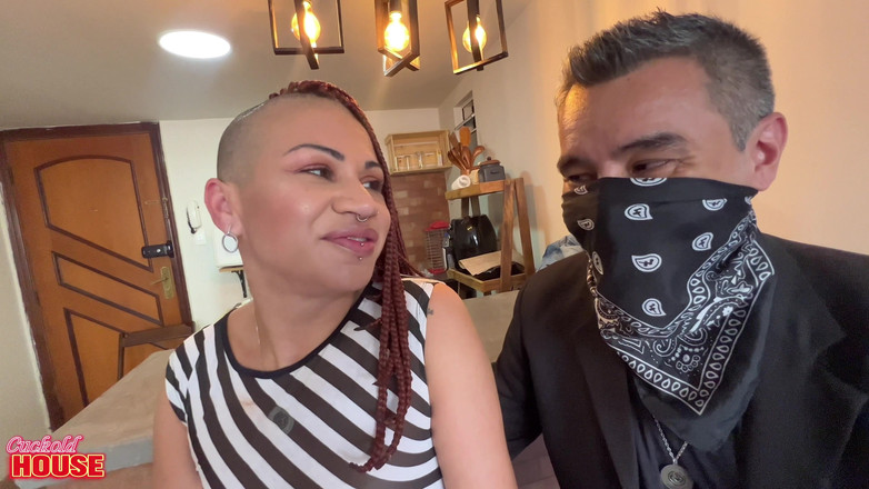 CuckoldHouse: Cuckold-echtgenoot verzamelt goed bedeelde vrienden om te kijken hoe zijn...