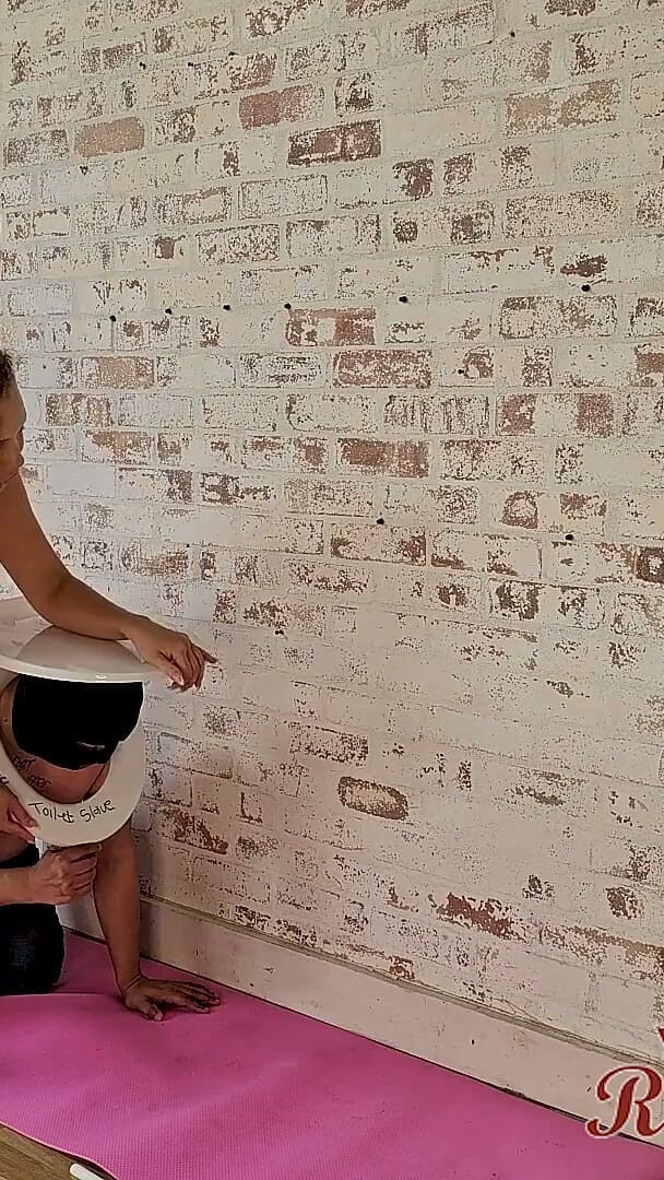 Royal Femdom: Приниження в туалеті людини hd
