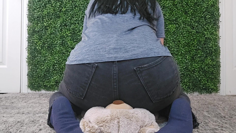 Julia Ryan: Face Farting on My Teddy