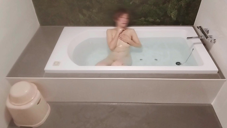 akeieroi: 浴缸自慰 - 手淫，让你射精如此激烈，以至于摧毁了你的阴户