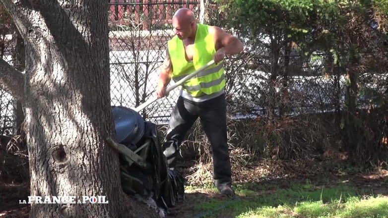 French Gonzo: エッチな小さなおっぱいの主婦がガーダーナーに激しく叩かれ、顔射される