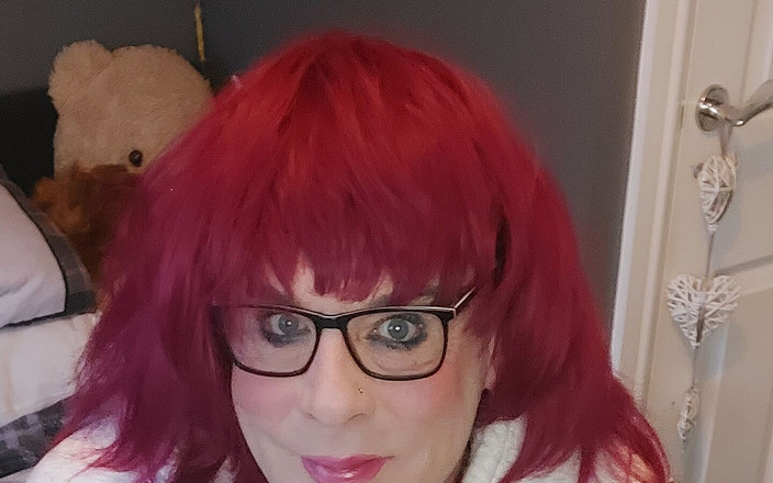 Juniperberi29: Crossdressing Juniper Beri cvičení sání ptáka na robertku