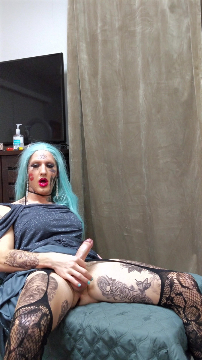 Sissy Bailey Wilde: Femboy tatuată extrem de sexy se masturbează