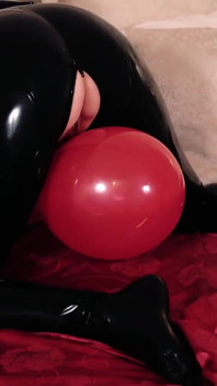 Seksowny model fetysza w błyszczącym lateksowym kombinezonie drażni cię tak! Krzywego mamuśki Arya Grander - Erotic Beautiful