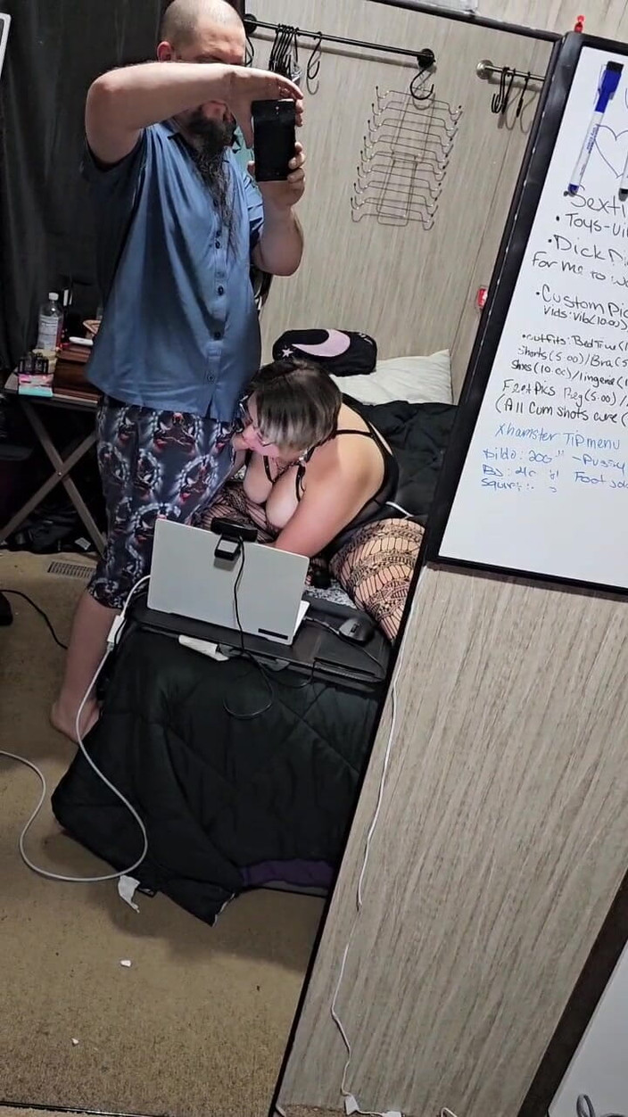 Funhousewife69: Yatak odasında yürüdü ve bana yarağını emdirdi