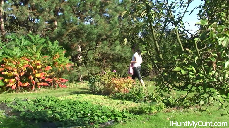 I Hunt My Cunt: Я полюю на свою пизду - українська покоївка Вікторія дрочить свою ідеальну пизду в саду