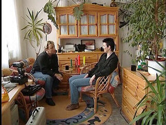 Lucky Cooch: Chlupatá brunetka si hraje s kundičkou a kouří velký penis